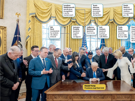 Trump e la foto da «Ultima Cena» tra la predicatrice eretica e la Bibbia. Il presidente: «Voglio unire e portare pace»