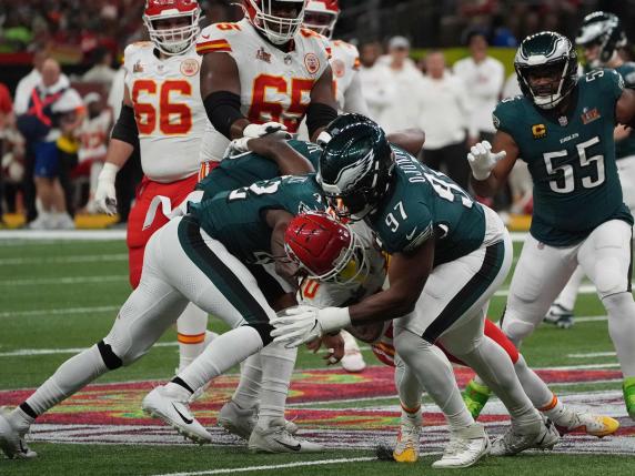 Super Bowl 2025, i Philadelphia Eagles demoliscono i Kansas City Chiefs. In tribuna c'è Trump (che predice la vittoria)