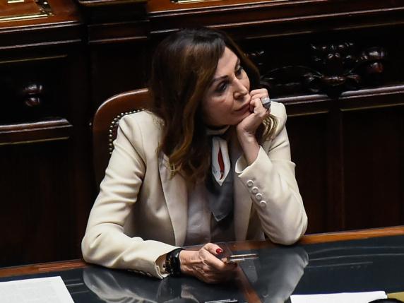 Santanchè in Aula, FI e Lega assenti. Le opposizioni urlano contro la ministra: «Vergogna»