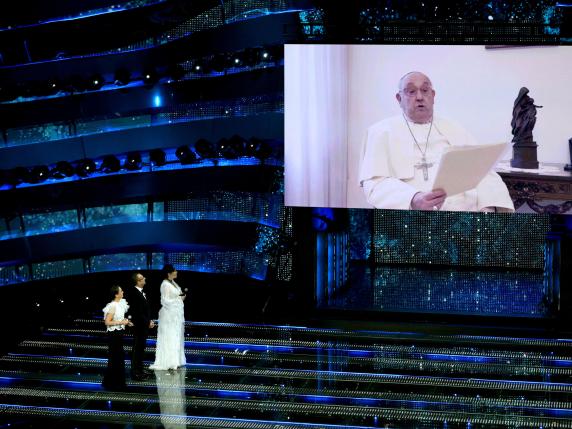 Il video del Papa, a Sanremo, e l'ira di Conti: «Non sapeva della messa in onda? Siamo oltre la fantascienza»