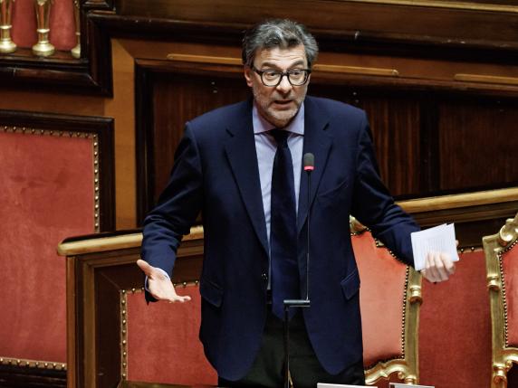 Caro bollette, Giorgetti: «Il governo interverrà». Dall’1 luglio la tassa sulle bevande zuccherate