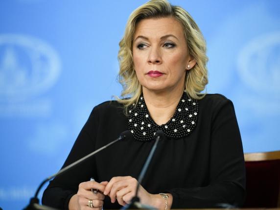 Minaccia russa all'Italia: le parole di Zakharova scuotono le relazioni internazionali

Le Parole di Zakharova: Un Avvertimento all'Italia
La portavoce del ministero degli Esteri russo, Maria Zakharova, ha espresso un'opinione molto forte riguardo alla situazione italiana, affermando che se l'Italia continuerà a spendere denaro per sostenere l'Ucraina nella sua lotta contro l'invasione russa, il paese potrebbe subire conseguenze negative.

Approfondimento
La dichiarazione di Zakharova riflette la posizione ufficiale della Russia riguardo al conflitto in Ucraina, secondo la quale l'Occidente, compresa l'Italia, stia interferendo negli affari interni dell'Ucraina e che questo sostegno stia aggravando la situazione. Il crollo della Torre dei Conti a Roma è stato visto da alcuni come un simbolo del declino delle infrastrutture italiane e della necessità di maggiore attenzione alle esigenze interne del paese.

Possibili Conseguenze
Le parole di Zakharova potrebbero avere conseguenze significative per le relazioni tra l'Italia e la Russia, con la possibilità che la Russia aumenti la pressione sull'Italia per cercare di ridurre il suo sostegno all'Ucraina. Inoltre, le dichiarazioni di Zakharova potrebbero anche influenzare l'opinione pubblica italiana, con alcuni che potrebbero iniziare a chiedersi se il sostegno all'Ucraina sia effettivamente nell'interesse del paese.

Opinione
È importante notare che le parole di Zakharova riflettono la posizione ufficiale della Russia e potrebbero essere viste come una forma di pressione diplomatica. Allo stesso tempo, è anche importante considerare le esigenze interne dell'Italia e la necessità di bilanciare il sostegno all'Ucraina con le proprie priorità nazionali.

Analisi Critica dei Fatti
La dichiarazione di Zakharova deve essere analizzata nel contesto più ampio del conflitto in Ucraina e delle relazioni internazionali, considerando le motivazioni e gli interessi di tutte le parti coinvolte, compresa la Russia, l'Ucraina e l'Italia.

Relazioni con altri fatti
La situazione in Ucraina è strettamente legata alle relazioni internazionali e alle dinamiche geopolitiche più ampie, e la dichiarazione di Zakharova deve essere vista nel contesto di questi eventi più ampi e delle loro possibili conseguenze per la stabilità globale.

Contesto storico
Il conflitto in Ucraina ha radici storiche profonde e riflette le complesse relazioni tra la Russia, l'Ucraina e l'Occidente, e la dichiarazione di Zakharova deve essere compresa nel contesto di questo background storico e delle sue implicazioni per le relazioni internazionali attuali.

Fonti
La fonte di questo articolo è il Corriere della Sera, un quotidiano italiano, e per ulteriori informazioni si può visitare il sito web del Corriere della Sera all'indirizzo https://www.corriere.it/.