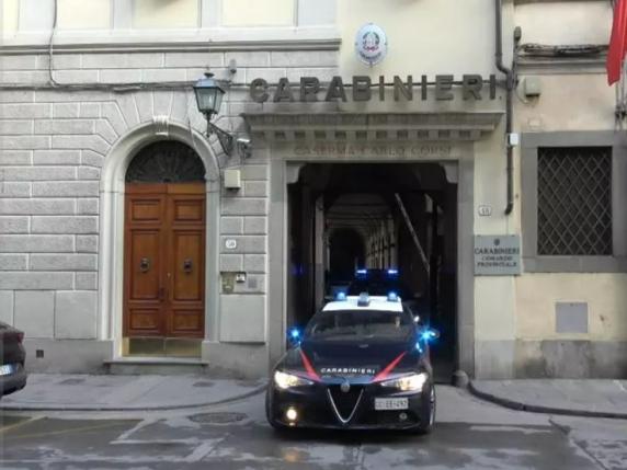 Firenze: marito e moglie trovati morti con ferite da arma da taglio, indagini su omicidio-suicidio