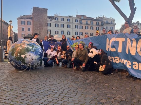 Cop16, a Roma il flash mob del Wwf: «Il Governo deve fare la sua parte sulla biodiversità e si impegni sui finanziamenti»