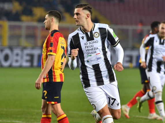 Lecce-Udinese, Lucca ruba il rigore a Thauvin: litiga con tutti, segna, esulta da solo e viene sostituito