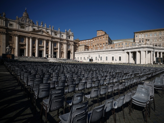 I medici del Papa: è ancora grave. «E lui vuole che si dica la verità»