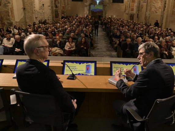 Antonio Scurati parla di democrazia all'Università di Bergamo: «Preparatevi a lottare»