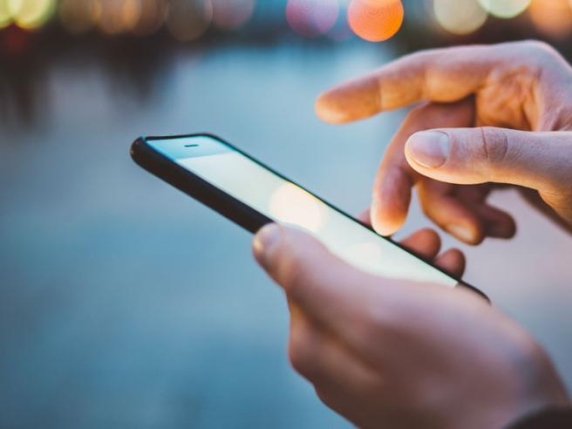 Noi compriamo lo smartphone, loro si tengono il software e il controllo. È il lato opaco della tecnologia