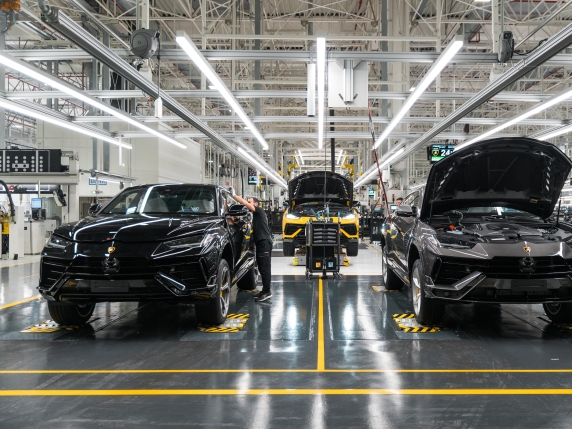 Mercato automobilistico in Italia: calo delle vendite a ottobre, ma cresce la domanda di veicoli ibridi ed elettrici

Approfondimento
Il mercato automobilistico italiano ha registrato un calo delle vendite dello 0,6% a ottobre, secondo i dati del ministero dei Trasporti. Tuttavia, le vendite di veicoli ibridi e elettrici hanno mostrato una tendenza positiva, probabilmente grazie agli incentivi governativi e alla crescente consapevolezza ambientale dei consumatori.

Possibili Conseguenze
Il calo delle vendite di auto a benzina e diesel potrebbe avere conseguenze positive per l'ambiente, in termini di riduzione delle emissioni di gas serra. D'altra parte, la crescita del mercato delle ibride e auto elettriche potrebbe creare nuove opportunità per l'industria automobilistica e per i consumatori che cercano veicoli più sostenibili.

Opinione
È difficile prevedere come si evolverà il mercato automobilistico in futuro, ma è chiaro che la tendenza verso una mobilità più sostenibile è in atto. I governi e le aziende dovrebbero continuare a investire in tecnologie pulite e a promuovere l'uso di veicoli elettrici e ibridi.

Analisi Critica dei Fatti
I dati del ministero dei Trasporti forniscono una visione d'insieme del mercato automobilistico, ma è importante considerare anche altri fattori come la domanda dei consumatori, le politiche governative e le innovazioni tecnologiche. Un'analisi più approfondita potrebbe aiutare a comprendere meglio le tendenze del mercato e a prevedere come si evolverà in futuro.

Relazioni con altri fatti
Il mercato automobilistico è collegato ad altri settori come l'energia, l'ambiente e la tecnologia. La crescita del mercato delle ibride e auto elettriche potrebbe avere conseguenze positive per l'ambiente e per l'industria energetica, mentre la riduzione delle vendite di auto a benzina e diesel potrebbe avere conseguenze negative per l'industria petrolifera.

Contesto storico
Il mercato automobilistico ha subito molte trasformazioni nel corso degli anni, influenzate da fattori come la crisi petrolifera, la globalizzazione e le innovazioni tecnologiche. La tendenza verso una mobilità più sostenibile è un fenomeno relativamente recente, ma che sta guadagnando sempre più importanza.

Fonti
La fonte di questo articolo è il Corriere della Sera, un quotidiano italiano. L'articolo originale può essere trovato al seguente link: https://www.corriere.it/. È importante notare che i dati e le informazioni presentate in questo articolo sono basati su fonti ufficiali e attendibili.