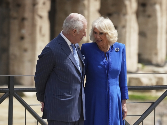 Re Carlo al Colosseo con Camilla, e in serata un garden party