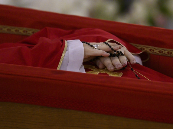 Pope Francis's body is laid out in state inside his private chapel at the Vatican, Monday, April 21, 2025. (Vatican Media via AP, HO)  Associated Press/LaPresse