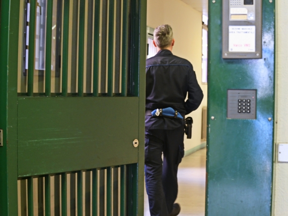 Donna aggredita su autobus salvata da passante e fidanzato; sospetto arrestato e processato