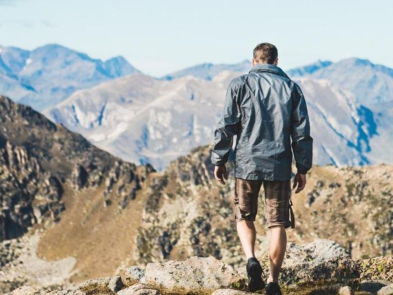 Giacche da trekking da uomo e donna, 10 modelli| Vestiti e accessori per una vacanza in montagna 
