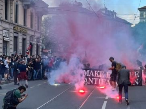Milano, tensione al corteo anti Remigration summit: fumogeni, cariche e idranti | In 200 a Gallarate. Piantedosi: «Nessuna paura» Milano, tensione al corteo anti Remigration summit: fumogeni, cariche e idranti | In 200 a Gallarate. Piantedosi: «Nessuna paura»