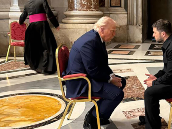 Trump lunedì sentirà Putin e poi chiamerà Zelensky. Che è già a Roma per il Papa?Mosca: «Kiev rinunci alle quattro regioni» Trump lunedì sentirà Putin e poi chiamerà Zelensky. Che è già a Roma per il Papa?Mosca: «Kiev rinunci alle quattro regioni»