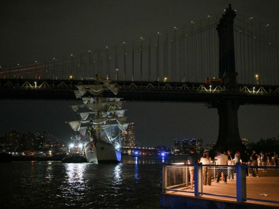 Nave scuola militare della Marina messicana urta il Ponte di Brooklyn: feriti 22 marinai Nave scuola militare della Marina messicana urta il Ponte di Brooklyn: feriti 22 marinai