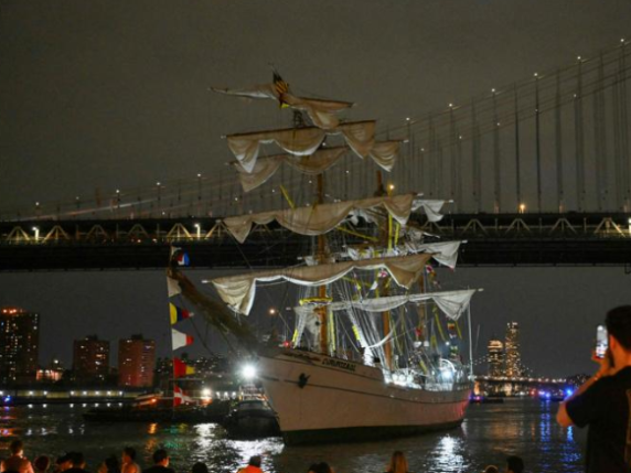 Nave scuola militare della Marina messicana urta il Ponte di Brooklyn: due persone sono morte nello schianto, feriti 17 marinai Nave scuola militare della Marina messicana urta il Ponte di Brooklyn: due persone sono morte nello schianto, feriti 17 marinai