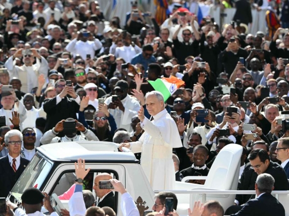 Leone XIV saluta i fedeli, bagno di folla in papamobile. Migliaia di persone a San Pietro per l Leone XIV saluta i fedeli, bagno di folla in papamobile. Migliaia di persone a San Pietro per l