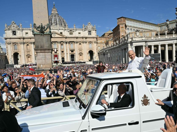 leone xiv in papamobile migliaia di fedeli a san pietro capi di stato leader e sovrani per l insediamento attesi zelensky e vance 