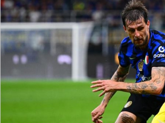 interlazio dumfries scatentato segna di testa su punizione di chala live 21le altre pari napoli juve e roma avanti