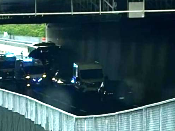 Incidente a Lomazzo sulla Pedemontana in galleria, schianto tra scuolabus e camion: 30 le persone coinvolte, morta una donna Incidente a Lomazzo sulla Pedemontana in galleria, schianto tra scuolabus e camion: 30 le persone coinvolte, morta una donna