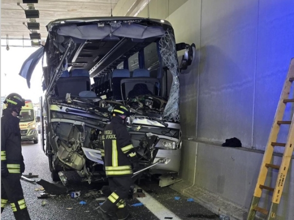 Incidente a Lomazzo, bus di studenti in gita tampona un tir: morta una maestra, 30 coinvolti. Feriti anche due bambini Incidente a Lomazzo, bus di studenti in gita tampona un tir: morta una maestra, 30 coinvolti. Feriti anche due bambini