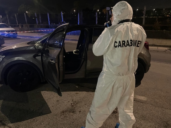 donna spara e ferisce la compagna in strada poi convinta di averla uccisa si toglie la vita