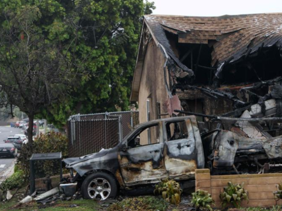 San Diego, aereo privato si schianta sulle case: «Almeno 2 morti e 8 feriti» San Diego, aereo privato si schianta sulle case: «Almeno 2 morti e 8 feriti»