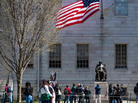 La vendetta di Trump su Harvard: stop agli studenti stranieri. La Cina: "Istruzione politicizzata" | Che succede ora ai 280 italiani La vendetta di Trump su Harvard: stop agli studenti stranieri. La Cina: "Istruzione politicizzata" | Che succede ora ai 280 italiani