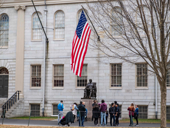 La vendetta di Trump su Harvard: stop agli studenti stranieri. L La vendetta di Trump su Harvard: stop agli studenti stranieri. L