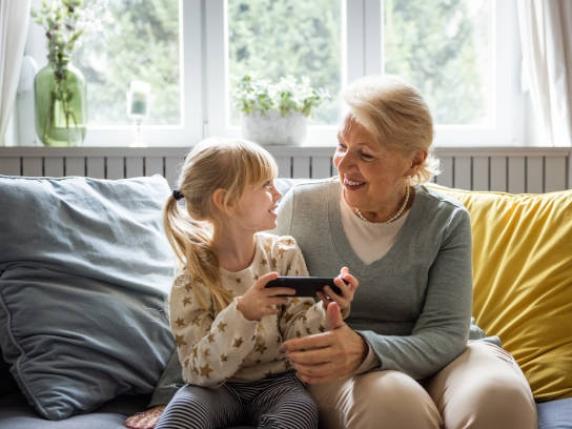 Cellulari e tablet: nonni troppo «indulgenti» coi nipoti?