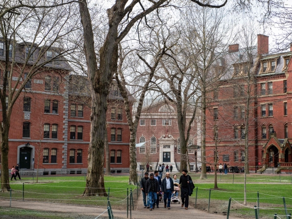caso harvard trump  bloccato da un giudice federale sullo stop agli studenti stranieri la misura e la ribellione dell ateneo