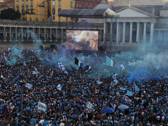 A Napoli pienone al Maradona, piazza Plebiscito gremita: la diretta della serata A Napoli pienone al Maradona, piazza Plebiscito gremita: la diretta della serata