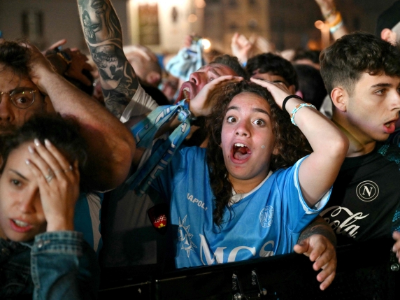 Napoli con il fiato sospeso per la sfida scudetto: pienone al Maradona, in 100 mila in piazza Plebiscito Napoli con il fiato sospeso per la sfida scudetto: pienone al Maradona, in 100 mila in piazza Plebiscito