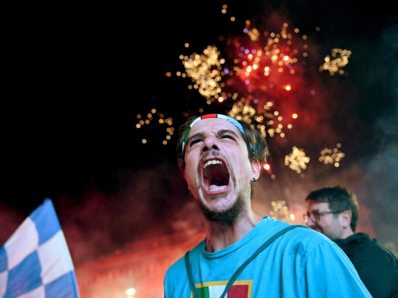 A Napoli esplode la gioia: migliaia di tifosi al Maradona e in piazza Plebiscito pronti a festeggiare A Napoli esplode la gioia: migliaia di tifosi al Maradona e in piazza Plebiscito pronti a festeggiare