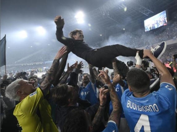 Napoli cuore e carattere conquista il quarto scudetto, il più sofferto: è campione d Napoli cuore e carattere conquista il quarto scudetto, il più sofferto: è campione d