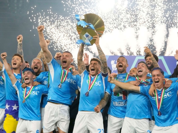 E lo spogliatoio del Napoli festeggia lo scudetto al coro di: «Pedro, Pedro, Pedro pè»