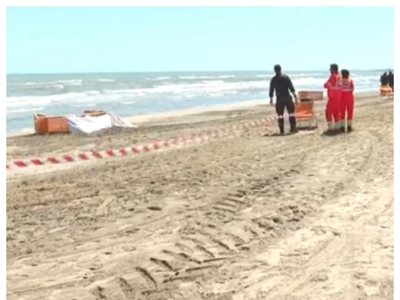 Cervia, ruspa travolge e uccide una bagnante mentre stava prendendo il sole sulla spiaggia. «L Cervia, ruspa travolge e uccide una bagnante mentre stava prendendo il sole sulla spiaggia. «L