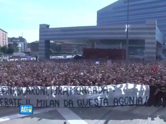 La contestazione della Curva Sud del Milan: 3.000 in corteo fino a San Siro Live