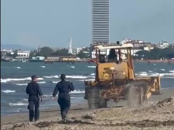 Bagnante travolta da una ruspa, i rilievi dei carabinieri in spiaggia