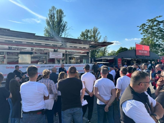 La protesta degli ambulanti a rischio davanti a San Siro: «Da noi solo acqua gratis»