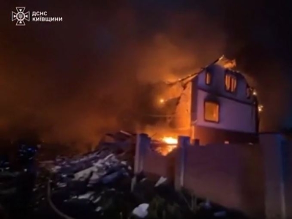 Attacchi russi sulla regione di Kiev: edifici in fiamme e vittime