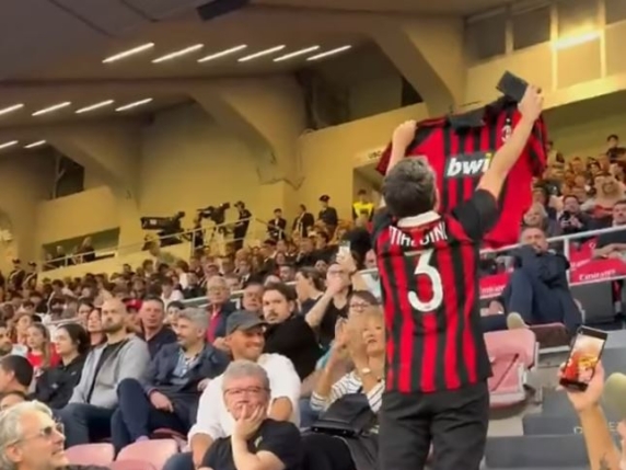 Milan-Monza, un tifoso mostra in tribuna la maglia di Maldini per protesta: allontanato 