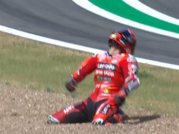 Gran Bretagna, la gara di MotoGp: cade Bagnaia, Quartararo in testa su Bezzecchi, poi Zarco. Marc Marquez va lungo | Diretta Gran Bretagna, la gara di MotoGp: cade Bagnaia, Quartararo in testa su Bezzecchi, poi Zarco. Marc Marquez va lungo | Diretta
