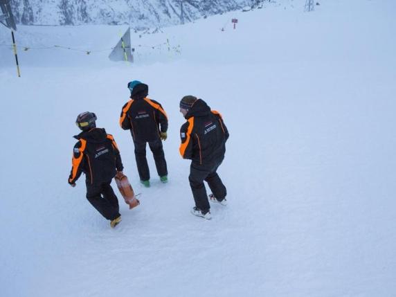 Zermatt, i corpi di 5 sciatori ritrovati su un ghiacciaio a 4 mila metri: la comitiva forse travolta da una valanga Zermatt, i corpi di 5 sciatori ritrovati su un ghiacciaio a 4 mila metri: la comitiva forse travolta da una valanga