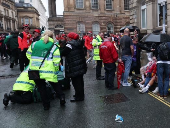 liverpool auto travolge tifosi durante la parata per la vittoria in premier ci sono diversi feriti arrestato un uomo