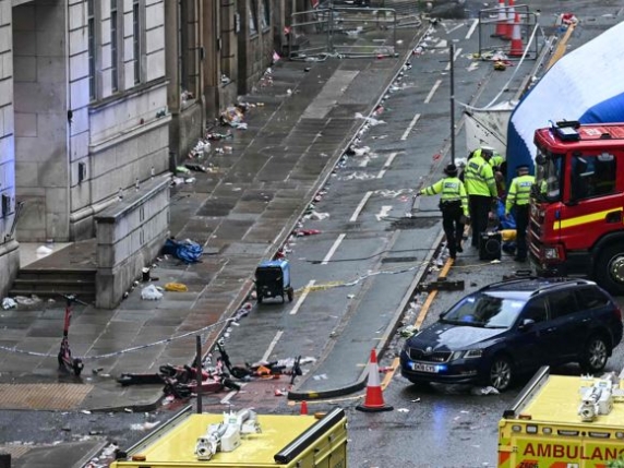 festa premier del liverpool auto travolge tifosi feriti arrestato 53enne inglese indaga l antiterrosimo starmer scene spaventose da Xml2.corriere.it festa premier del liverpool auto travolge tifosi feriti arrestato 53enne inglese indaga l antiterrosimo starmer scene spaventose