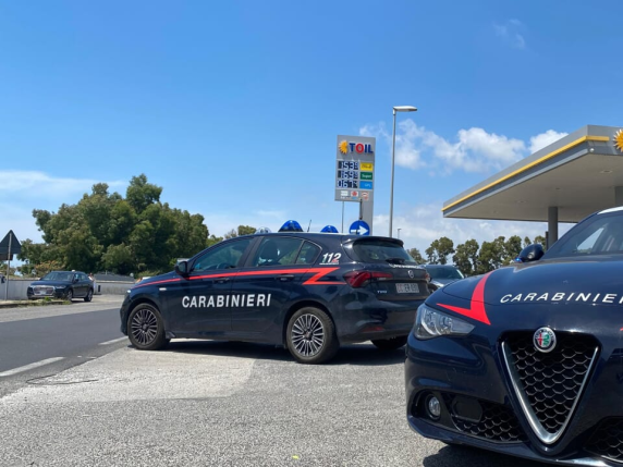 rapina a un distributore ad ardea benzinaio ucciso a coltellate banditi in fuga