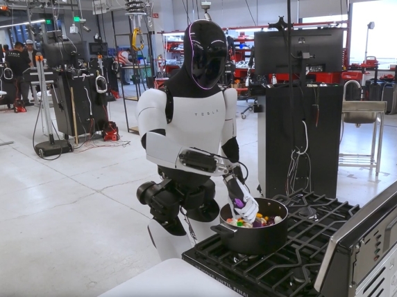 Optimus, il robot umanoide di Tesla a che punto è? «Forse va bene per cucinare, ma non per lavorare in fabbrica»