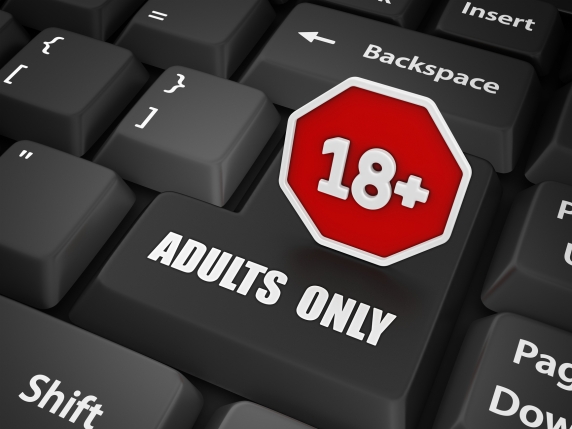 Siti porno, la stretta: dal 12 novembre si accede solo se si dimostra di essere maggiorenni. Ci sono Onlyfans e  Pornhub